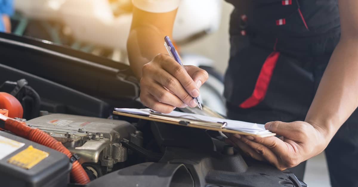 Ohio-mechanic-inspecting-engine-of-recalled-car