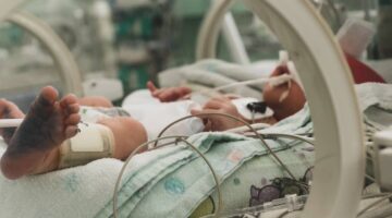 Newborn baby with birth injury receiving treatment in NICU | Colombo Law